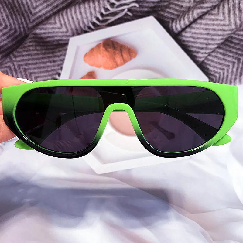 Unique Patchwork One Piece Green Sunglasses For Women New Vintage Shield Gradient Sun Glasses Men Driving Eyewear Hip Hop Shades
Unique Patchwork One Piece Green Sunglasses For Women New Vintage Shield Gradient Sun Glasses Men Driving Eyewear Hip Hop Shades