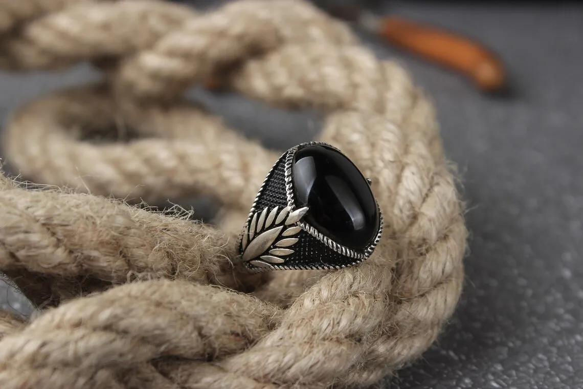 European and American retro pattern black gemstone ancient silver geometric ring exquisite jewelry banquet men's black ring 
European and American retro pattern black gemstone ancient silver geometric ring exquisite jewelry banquet men's black ring