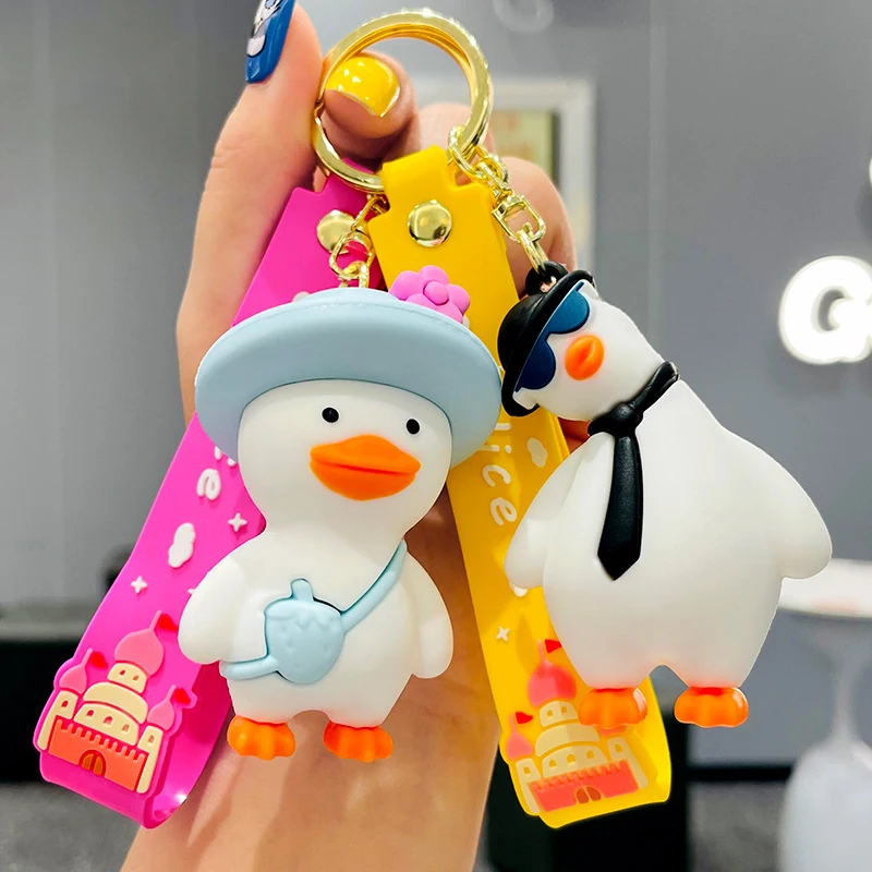 Милый брелок с кривым воротником, брелок с мультяшным желтым и белым утенком, кукольный Брелок с подвеской, креативный брелок для автомобил... 
Милый брелок с кривым воротником, брелок с мультяшным желтым и белым утенком, кукольный Брелок с подвеской, креативный брелок для автомобил...