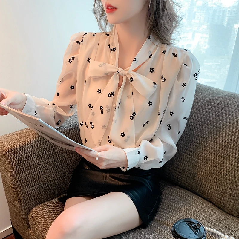 Bow Neck Chiffon Shirt Long Sleeve Women's Clothing Spring New White Shirt Women Tops Blouses Casual Print Blusas Mujer 983A
Bow Neck Chiffon Shirt Long Sleeve Women's Clothing Spring New White Shirt Women Tops Blouses Casual Print Blusas Mujer 983A