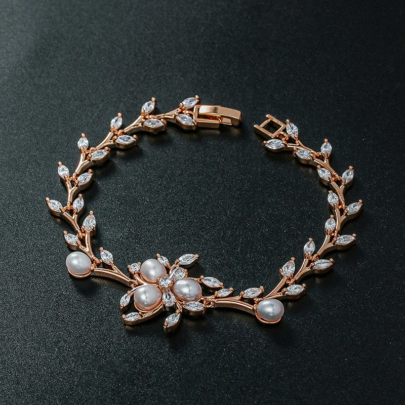 2022 new luxury jewelry European and American big-name simple ladies bracelet Electroplated real gold inlaid zircon bracelet
2022 new luxury jewelry European and American big-name simple ladies bracelet Electroplated real gold inlaid zircon bracelet