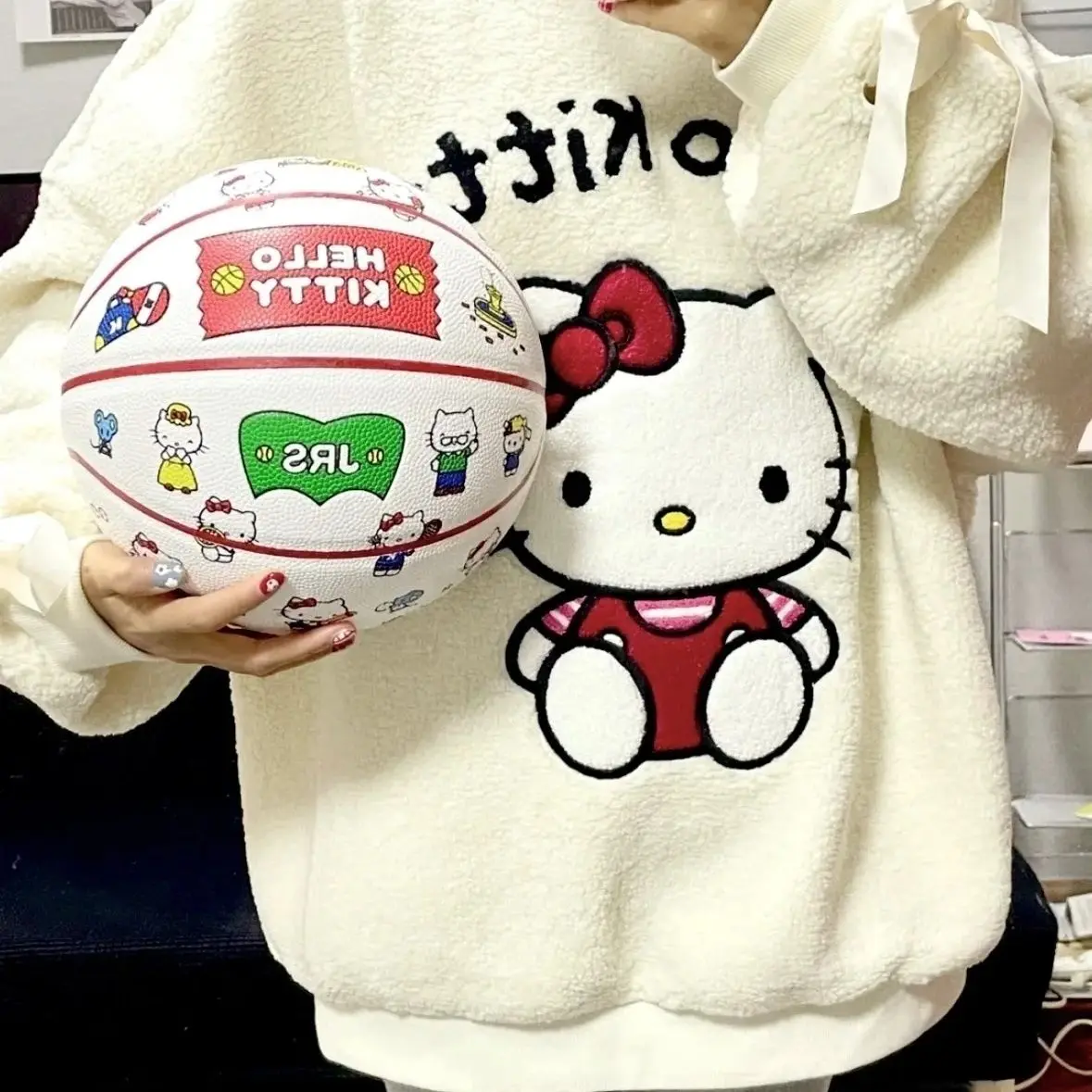 Sanrio Hellokitty мимелоди Коричный кавайный новый осенне-зимний мультяшный милый свитер из овечьей шерсти
Sanrio Hellokitty мимелоди Коричный кавайный новый осенне-зимний мультяшный милый свитер из овечьей шерсти
