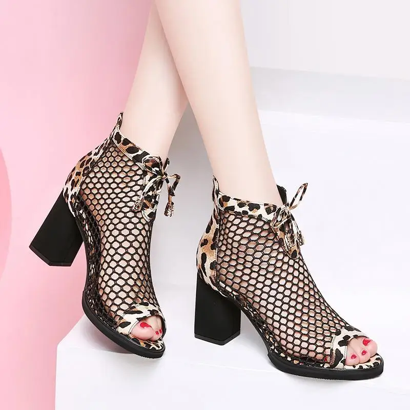 Сандалии женские с леопардовым принтом, модные босоножки на толстом каблуке, сетчатые босоножки с вырезами, цвет черный, лето
Сандалии женские с леопардовым принтом, модные босоножки на толстом каблуке, сетчатые босоножки с вырезами, цвет черный, лето