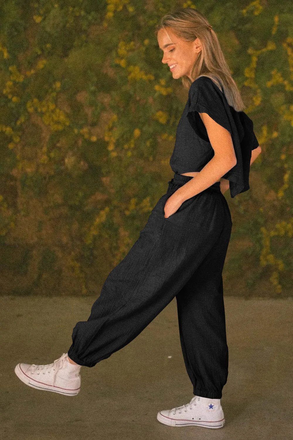 Spring 2022 New European and American casual loose women's rear button slit pleated drawstring Harlan jumpsuit home commuting
Spring 2022 New European and American casual loose women's rear button slit pleated drawstring Harlan jumpsuit home commuting