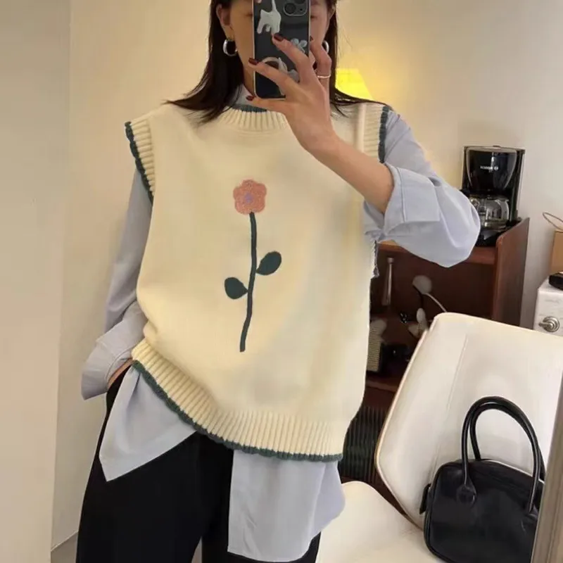 2022 Spring and Autumn new Korean simple flower embroidered knit waistcoat for women's round neck sleeveless knit
2022 Spring and Autumn new Korean simple flower embroidered knit waistcoat for women's round neck sleeveless knit