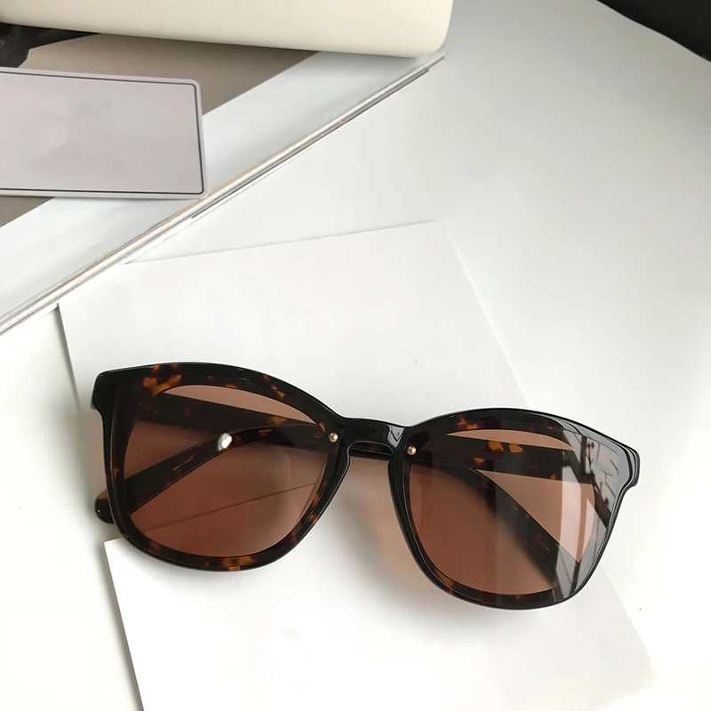 New Classic Sunglasses Ladies Fashion Square Frame Sunglasses Design Metal Vintage Anti-glare Driving Eyeglasses 
New Classic Sunglasses Ladies Fashion Square Frame Sunglasses Design Metal Vintage Anti-glare Driving Eyeglasses