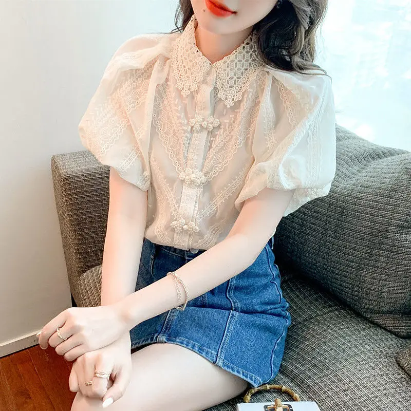 Lace embroidery bubble puff cotton cloth shirt female 2022 summer new design sense niche retro plate buckle foreign blousei top 
Lace embroidery bubble puff cotton cloth shirt female 2022 summer new design sense niche retro plate buckle foreign blousei top