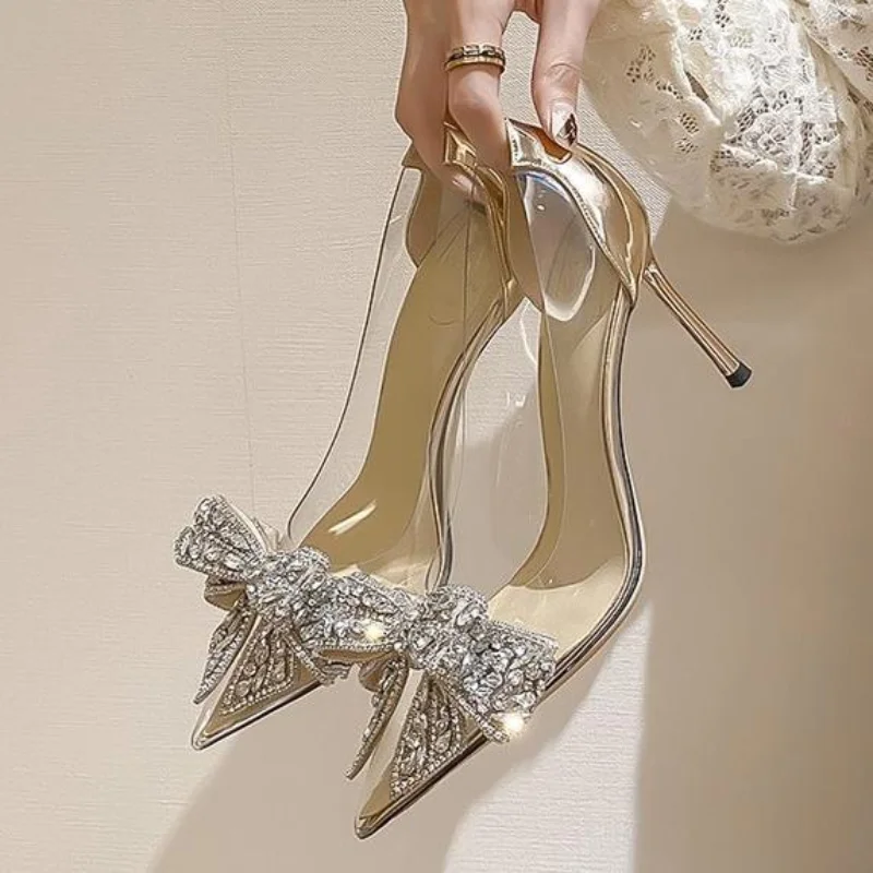 New Fashion Sliver Rhinestone Bow PVC Transparent Women Pumps Autumn Stiletto High Heels Sexy Bride Party Wedding Dress Shoes
New Fashion Sliver Rhinestone Bow PVC Transparent Women Pumps Autumn Stiletto High Heels Sexy Bride Party Wedding Dress Shoes