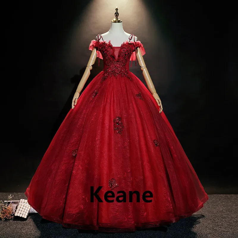 Красное бальное платье с открытыми плечами, с блестками и цветами
Красное бальное платье с открытыми плечами, с блестками и цветами