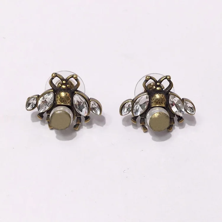 Brand earrings, personality, fashion, retro style, bee pearl modeling, advanced craftsmanship gifts for lovers 2020 new hot
Brand earrings, personality, fashion, retro style, bee pearl modeling, advanced craftsmanship gifts for lovers 2020 new hot