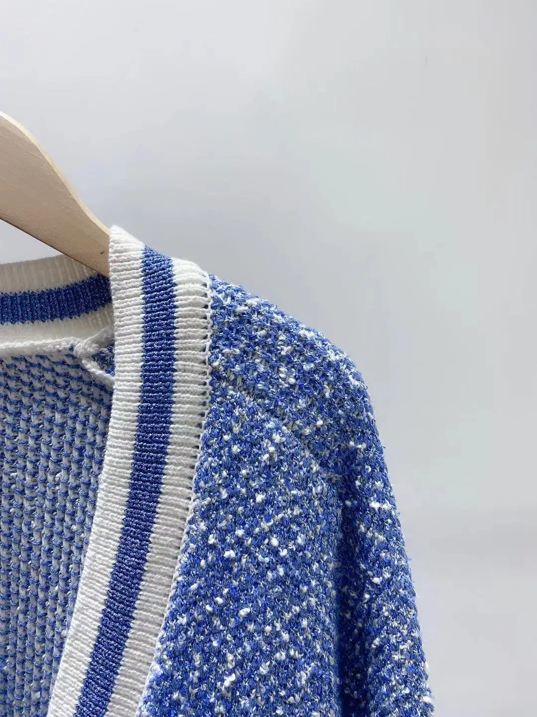 Женский однобортный трикотажный кардиган, свитер из блестящей пряжи с V-образным вырезом, новинка сезона осень-зима 2021, женское синее Свобод...
Женский однобортный трикотажный кардиган, свитер из блестящей пряжи с V-образным вырезом, новинка сезона осень-зима 2021, женское синее Свобод...