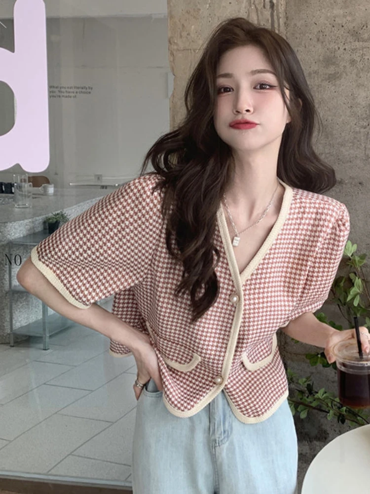 V Neck Cropped Shirts Women Korean Fashion Elegant houndstooth Short Sleeve Pearl Button Blouse Female Casual Loose Cardigan Top
V Neck Cropped Shirts Women Korean Fashion Elegant houndstooth Short Sleeve Pearl Button Blouse Female Casual Loose Cardigan Top