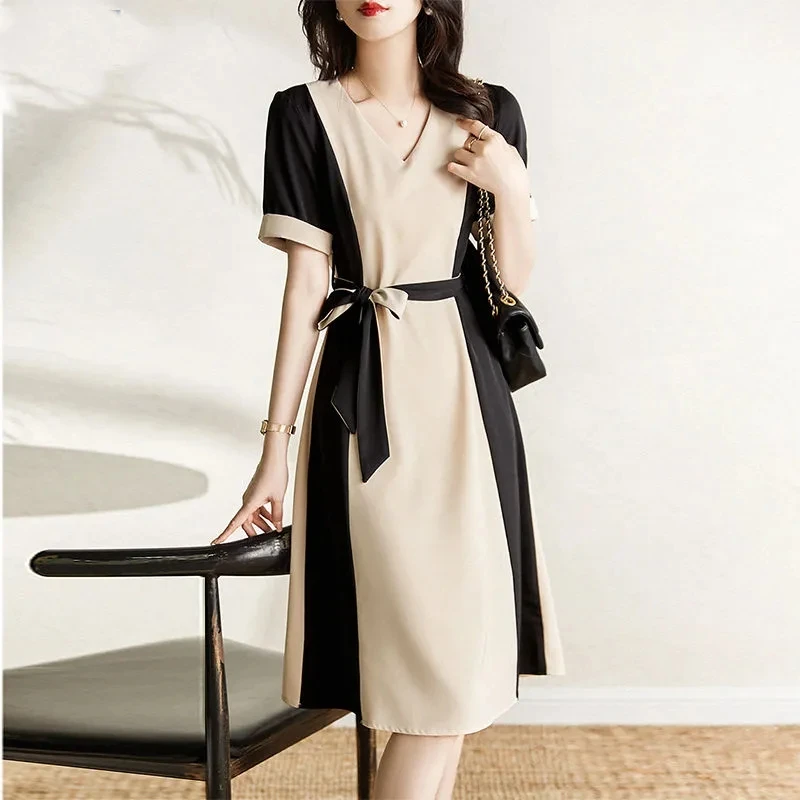 Summer New French Luxury Design Dresses Female Short Sleeve Patchwork Fashion Temperament Dress Women Elegant Slim Midi V-neck
Summer New French Luxury Design Dresses Female Short Sleeve Patchwork Fashion Temperament Dress Women Elegant Slim Midi V-neck