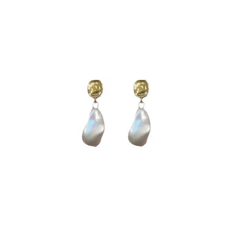 French retro Baroque shaped pearl earrings niche simple harbor wind stud ear clip
French retro Baroque shaped pearl earrings niche simple harbor wind stud ear clip