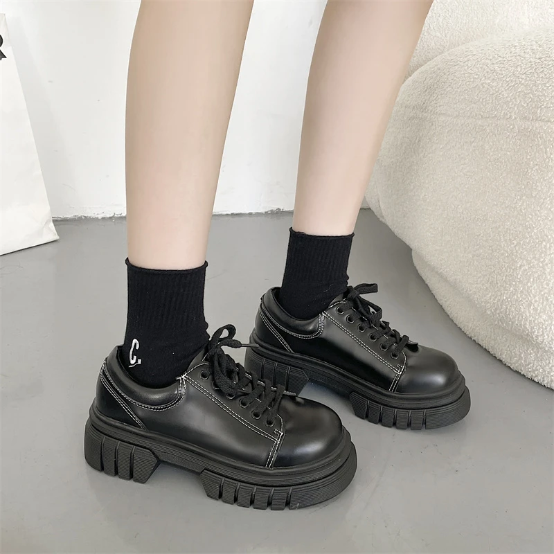 Балетки женские из лакированной кожи, на плоской подошве 
Балетки женские из лакированной кожи, на плоской подошве