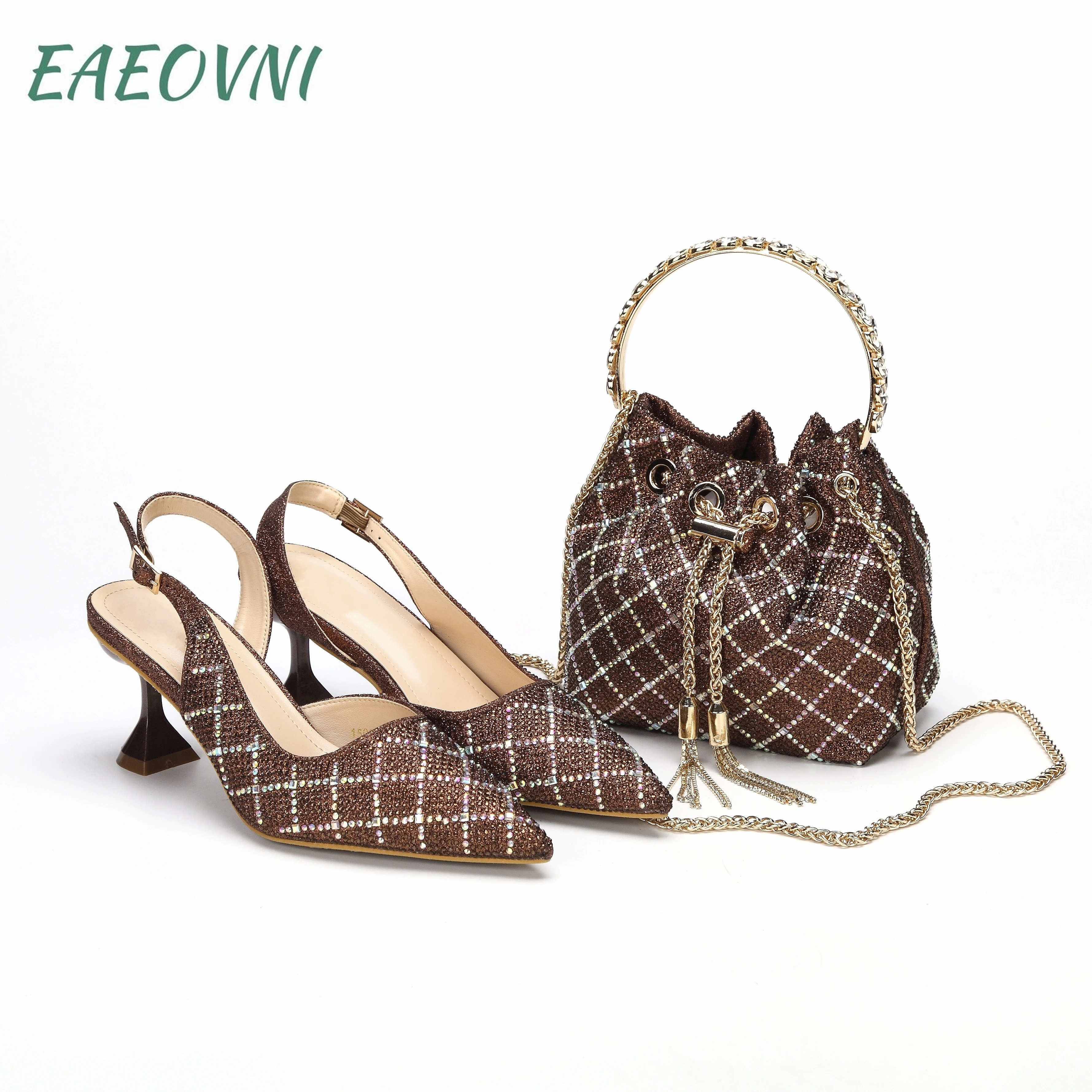 Элегантная женская обувь на среднем каблуке кофейного цвета с острым носком, дизайнерские сандалии со стразами и подходящий клатч для свадебной вечеринки 
Элегантная женская обувь на среднем каблуке кофейного цвета с острым носком, дизайнерские сандалии со стразами и подходящий клатч для свадебной вечеринки