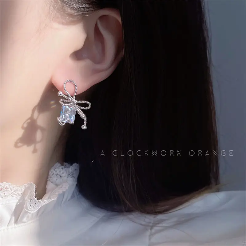 Новые модные циркониевые серьги с бантом для женщин, Модная бижутерия, серьги-гвоздики с галстуком, Элегантные Простые серьги, женские нежн... 
Новые модные циркониевые серьги с бантом для женщин, Модная бижутерия, серьги-гвоздики с галстуком, Элегантные Простые серьги, женские нежн...