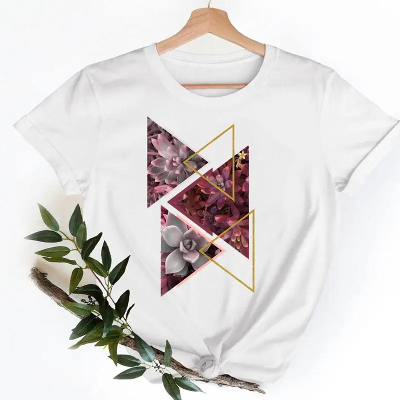 Женская футболка с коротким рукавом, круглым вырезом и графическим принтом
Женская футболка с коротким рукавом, круглым вырезом и графическим принтом