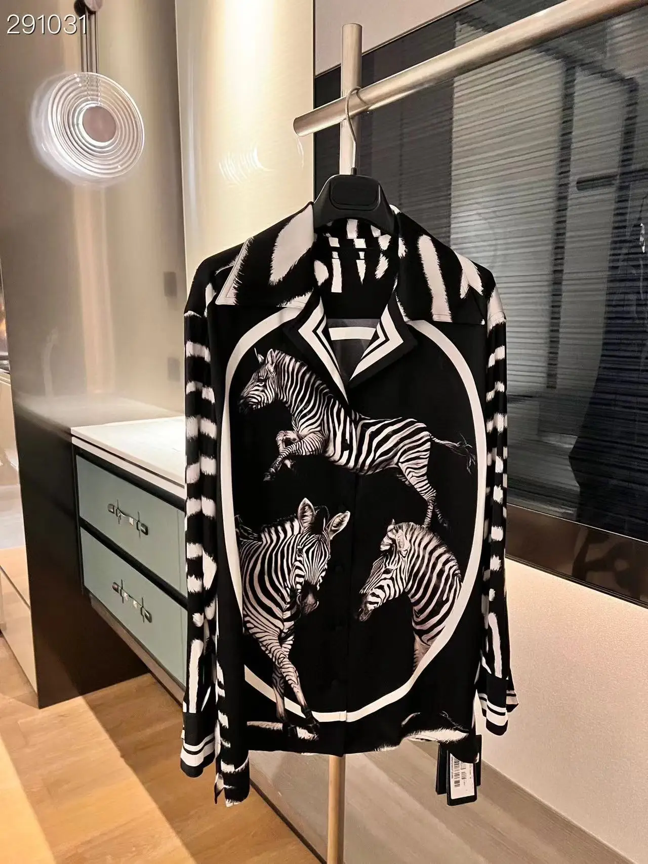Fyion 2022 Autumn Runway Silk Blouse Women Luxury Sexy Zebra Print Shirts High Quality Loose Long Sleeve Popular Black Tops
Fyion 2022 Autumn Runway Silk Blouse Women Luxury Sexy Zebra Print Shirts High Quality Loose Long Sleeve Popular Black Tops