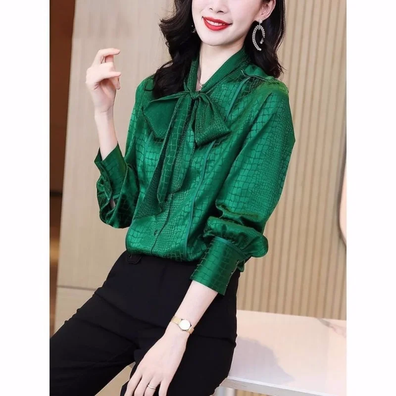 Female blouse Middle-aged mother noble velvet small shirt female 2022 new women's long sleeve boluse temperament tops
Female blouse Middle-aged mother noble velvet small shirt female 2022 new women's long sleeve boluse temperament tops