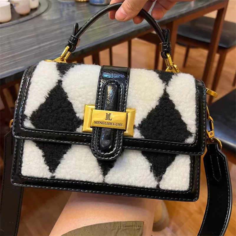 high quality luxury brand Small checkered plush peninsula iron box small square women's bag 2023 winter new high-end versatile o
high quality luxury brand Small checkered plush peninsula iron box small square women's bag 2023 winter new high-end versatile o