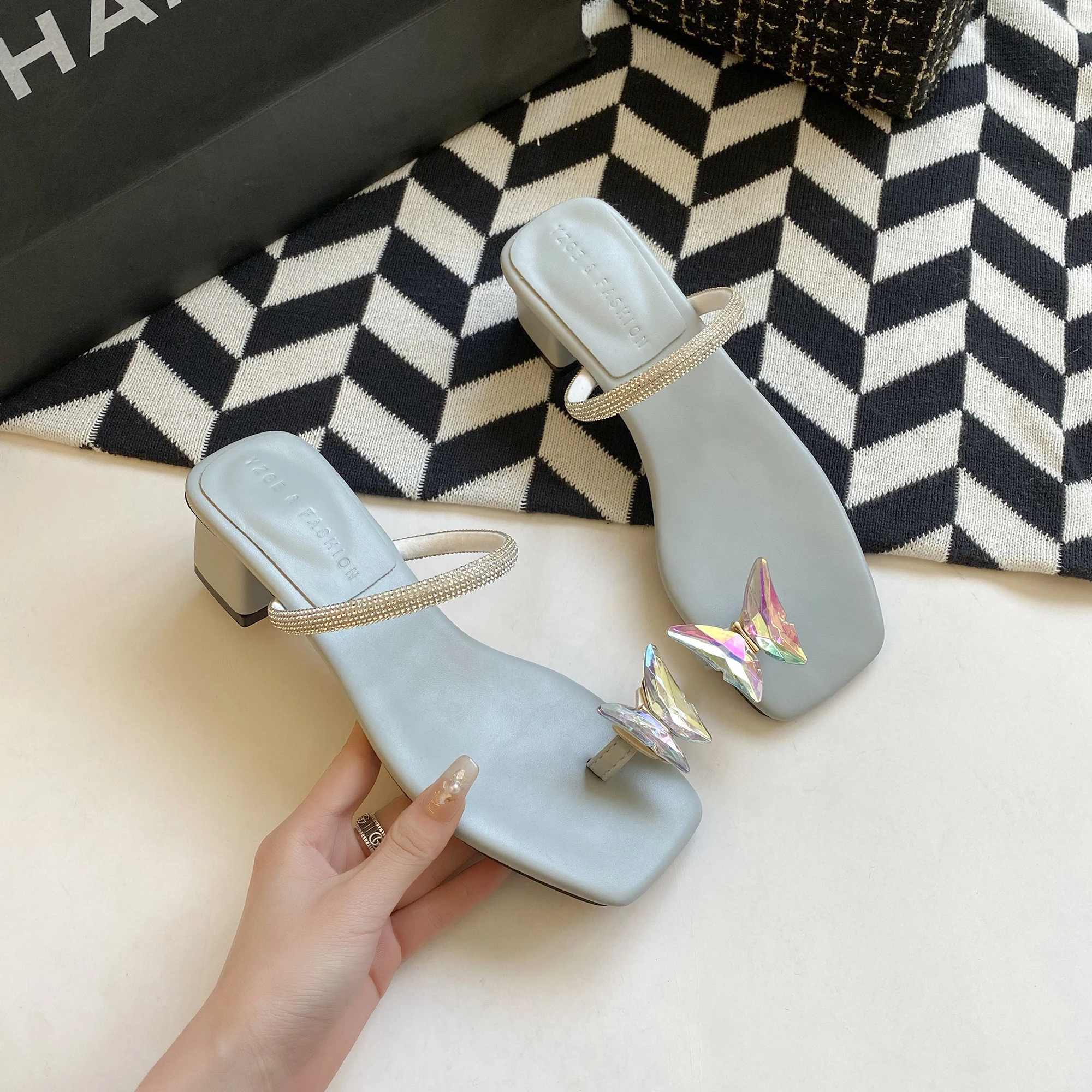 Shoes Woman 2022 Square heel Glitter Slides Butterfly-Knot Female Slippers Med Fashion Heeled Mules Block Jelly New Luxury High
Shoes Woman 2022 Square heel Glitter Slides Butterfly-Knot Female Slippers Med Fashion Heeled Mules Block Jelly New Luxury High