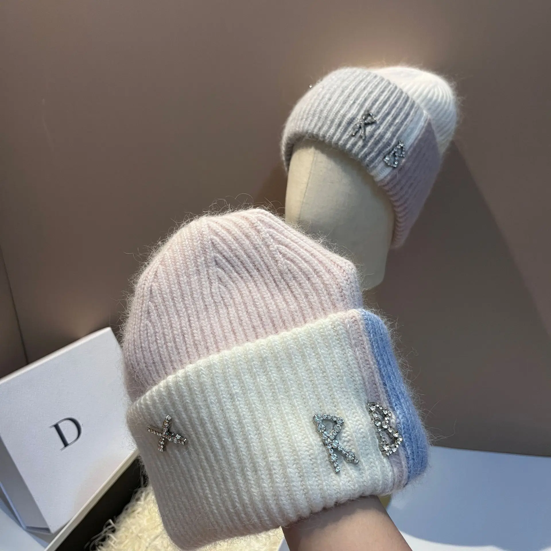 Шапка-бини стразы из натурального кроличьего меха с надписью, шапки для женщин, зимняя теплая вязаная шапка от известного бренда, женские зи...
Шапка-бини стразы из натурального кроличьего меха с надписью, шапки для женщин, зимняя теплая вязаная шапка от известного бренда, женские зи...