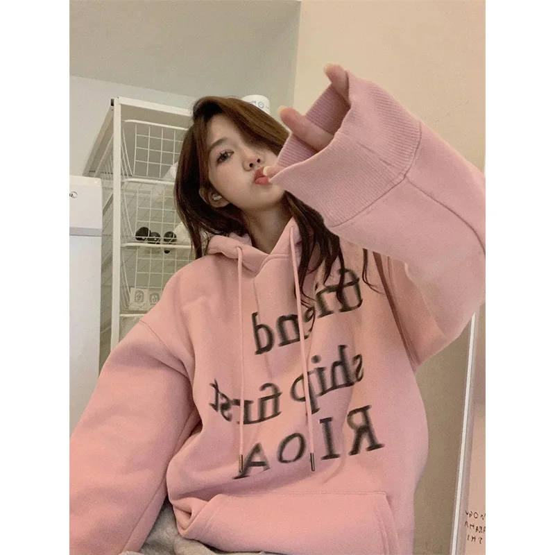 To Film In The Fall and Winter of 2022 American Retro Pink Design Feeling Small Printed Letters Add Wool Fleece Hooded Women
To Film In The Fall and Winter of 2022 American Retro Pink Design Feeling Small Printed Letters Add Wool Fleece Hooded Women