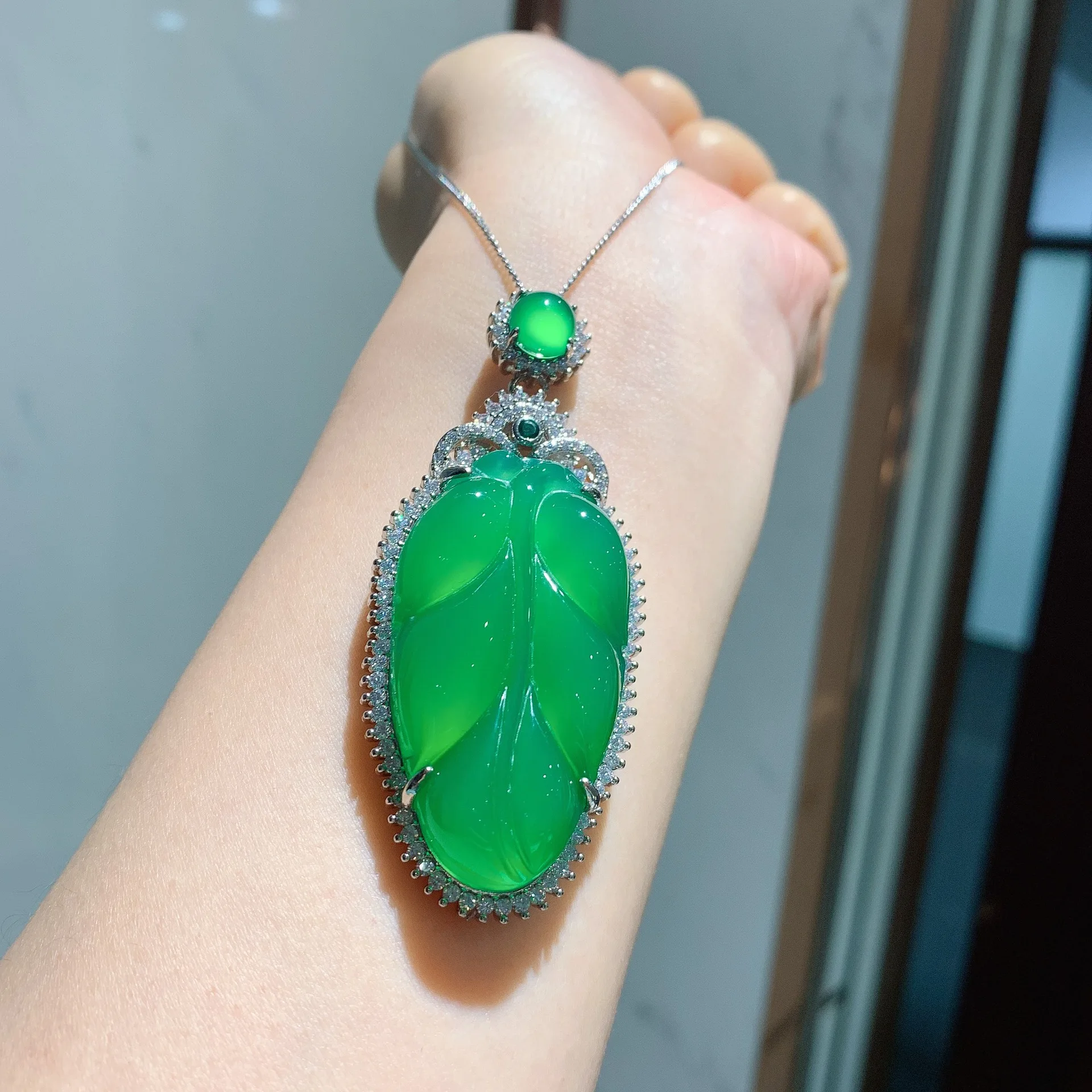 New high quality fashion S925 silver sweater chain green leaf pendant necklace suitable for couple gifts
New high quality fashion S925 silver sweater chain green leaf pendant necklace suitable for couple gifts