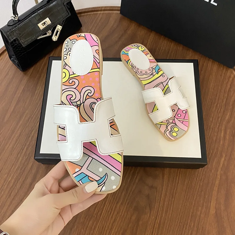 Женская летняя верхняя одежда на плоской подошве, модные Нескользящие яркие белые сандалии с большим названием в Корейском стиле, новинка ... 
Женская летняя верхняя одежда на плоской подошве, модные Нескользящие яркие белые сандалии с большим названием в Корейском стиле, новинка ...