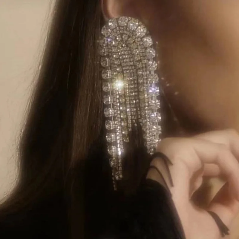 New shiny rhinestone tassel claw chain dangle women's earrings dinner party wedding accessories fashion luxury statement jewelry
New shiny rhinestone tassel claw chain dangle women's earrings dinner party wedding accessories fashion luxury statement jewelry