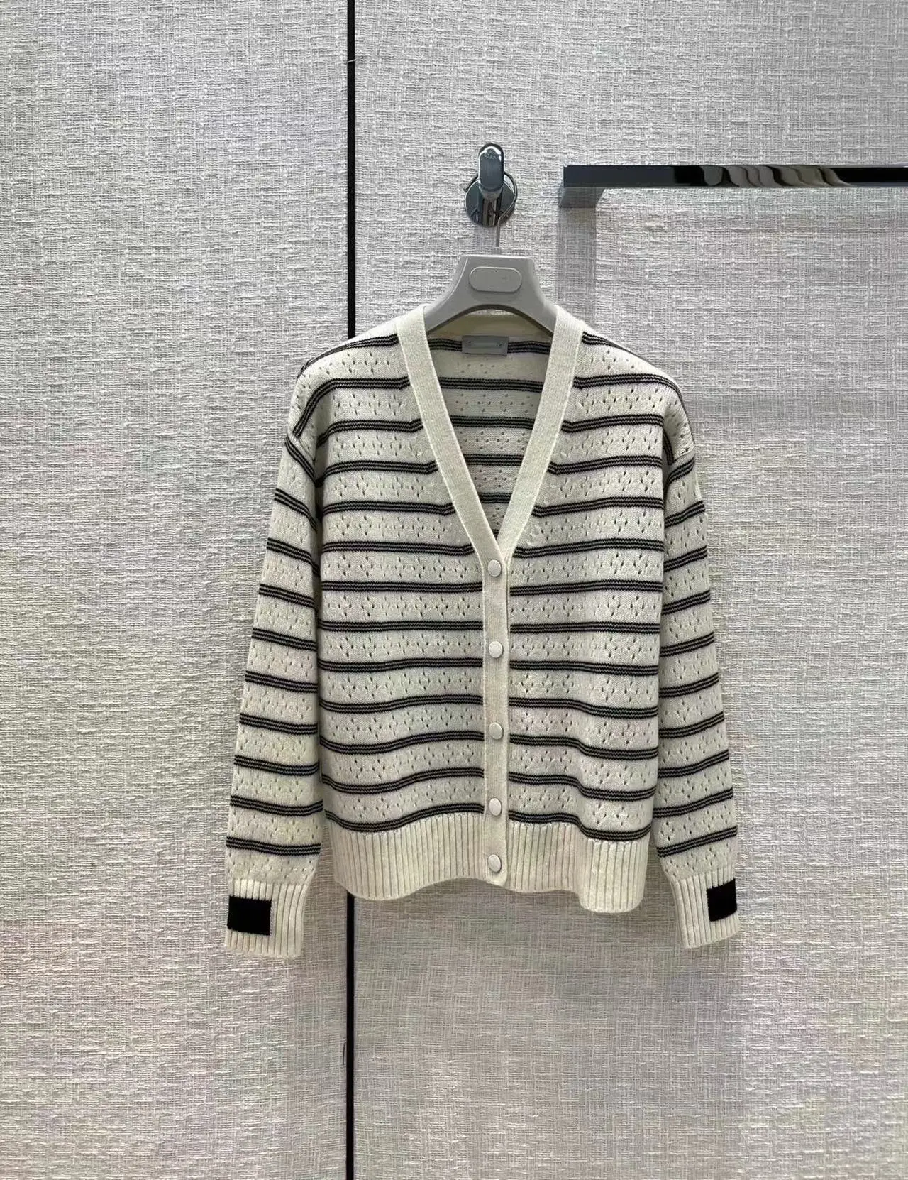 Fyion High Quality Runway Design Cardigan Sweater Women 2022 Autumn Knitted Striped Print Femme Cashmere Sweater
Fyion High Quality Runway Design Cardigan Sweater Women 2022 Autumn Knitted Striped Print Femme Cashmere Sweater