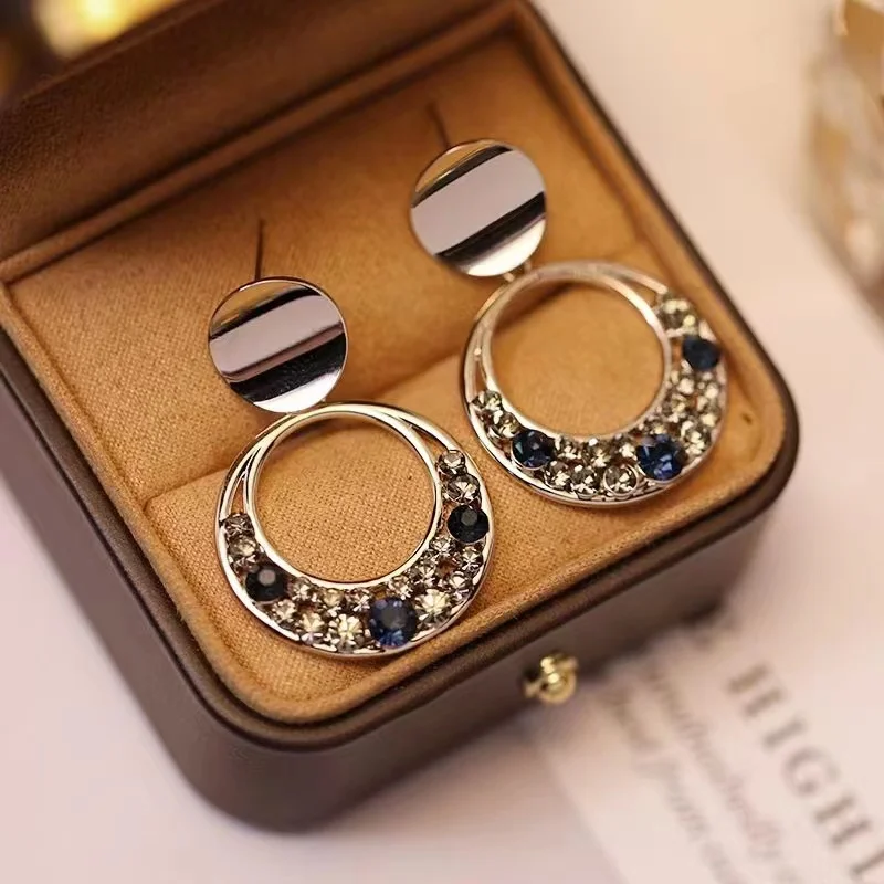 Geometric Fashion Round Earrings European and American Retro Temperament Pendant Earrings 2023 New Shiny Rhinestone Jewelry
Geometric Fashion Round Earrings European and American Retro Temperament Pendant Earrings 2023 New Shiny Rhinestone Jewelry