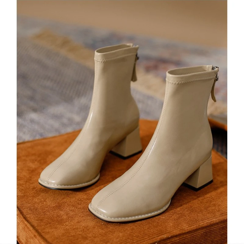 

Роскошные Брендовые женские бежевые ботильоны на высоком блочном каблуке 2023 зимние женские ботинки челси с квадратным носком высококачест...