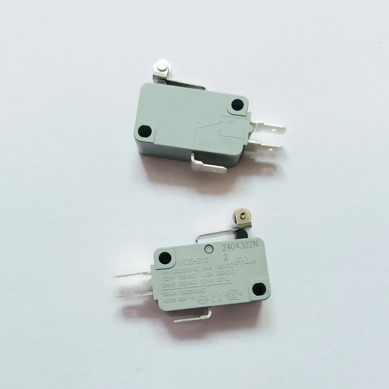 Оригинальный новый 100% микропереключатель, серебряный точечный ток, 16 А, ременное колесо 125/250 В переменного тока MQS-216SA12BAK-01
Оригинальный новый 100% микропереключатель, серебряный точечный ток, 16 А, ременное колесо 125/250 В переменного тока MQS-216SA12BAK-01