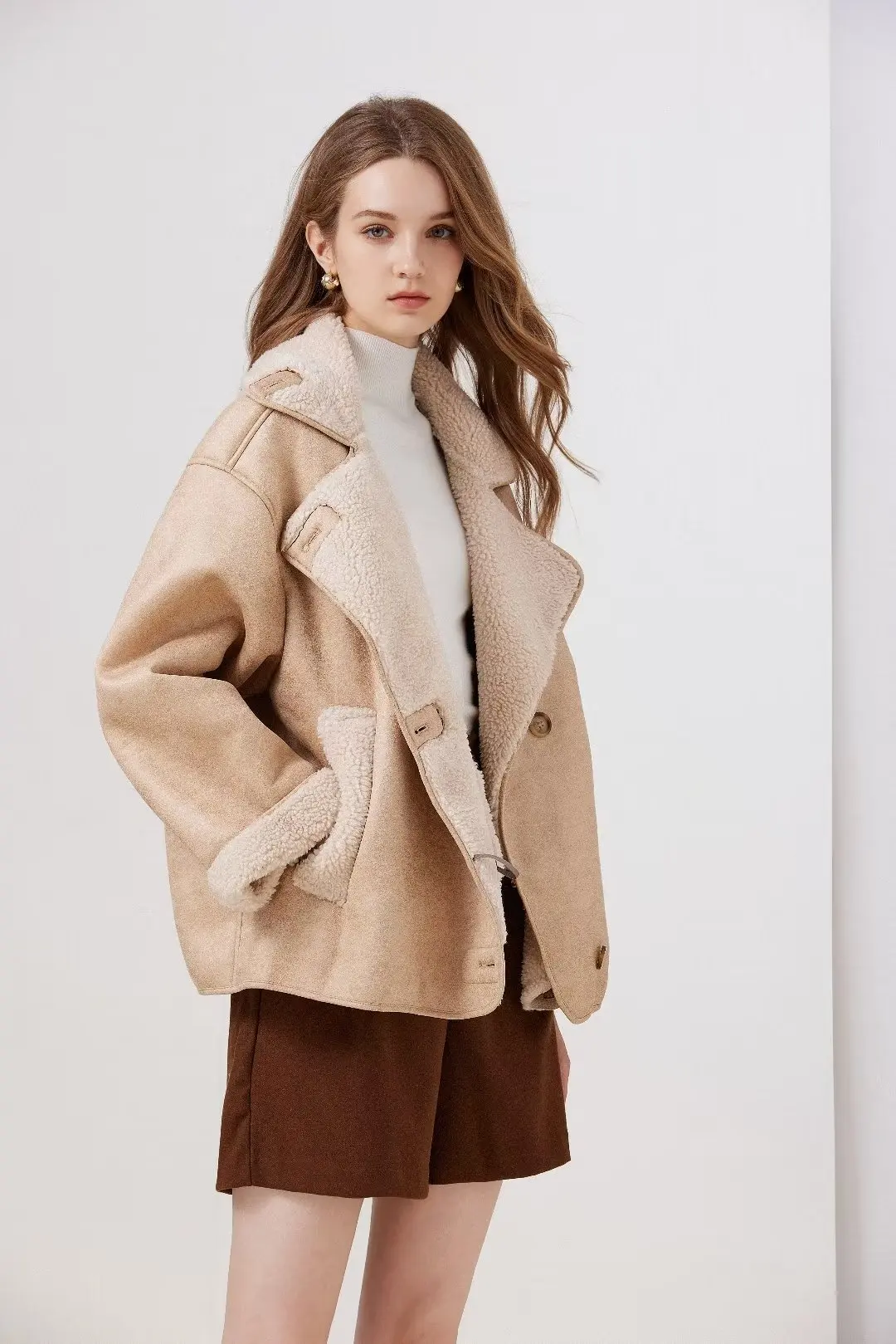 ETJ2023 new fashion fur one coat women's loose version thickened warm winter vintage button decorated lamb wool jacket
ETJ2023 new fashion fur one coat women's loose version thickened warm winter vintage button decorated lamb wool jacket