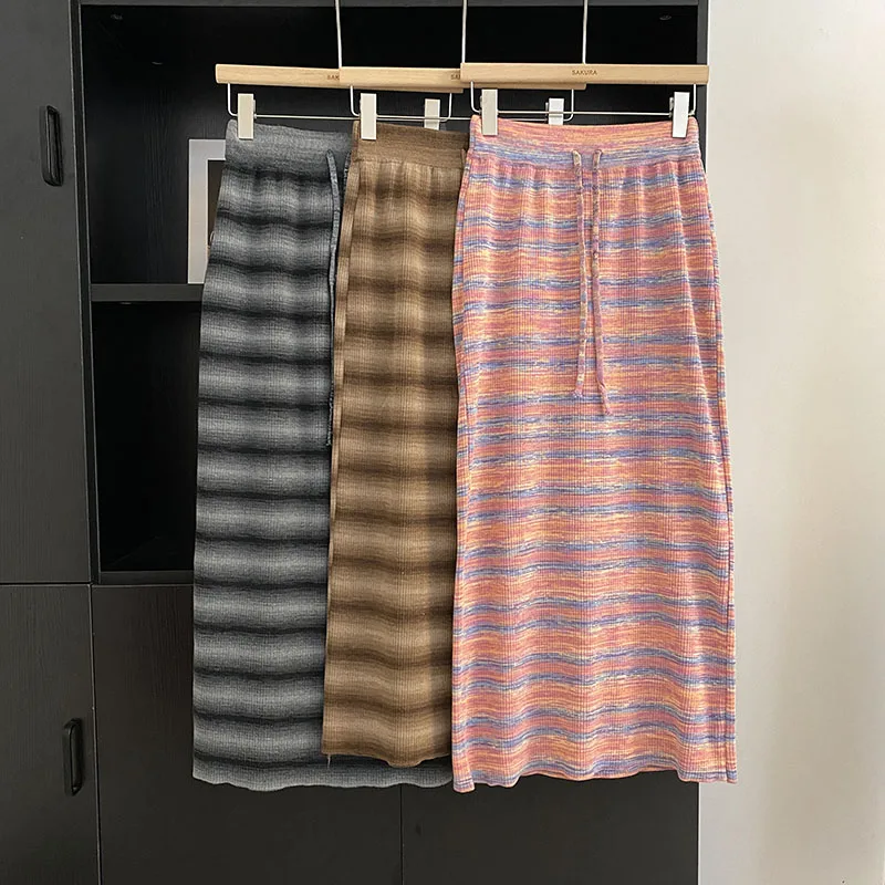 Юбка-макси Женская трикотажная трапециевидная в полоску, с завышенной талией, на шнуровке 
Юбка-макси Женская трикотажная трапециевидная в полоску, с завышенной талией, на шнуровке