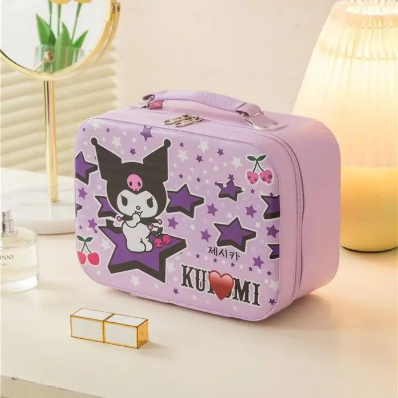 Мультяшный милый кавайный Sanrioed My Melody Kuromi новый узор 2023 портативная вместительная коробка для хранения косметики для путешествий
Мультяшный милый кавайный Sanrioed My Melody Kuromi новый узор 2023 портативная вместительная коробка для хранения косметики для путешествий