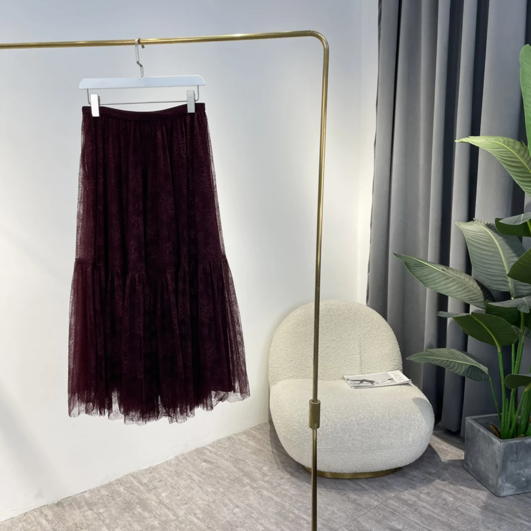 Woman Vintage 2022 Spring New Arrival Floral Embroidery Mesh Ruffles Burgundy Easy Matching A-line Midi Skirt
Woman Vintage 2022 Spring New Arrival Floral Embroidery Mesh Ruffles Burgundy Easy Matching A-line Midi Skirt
