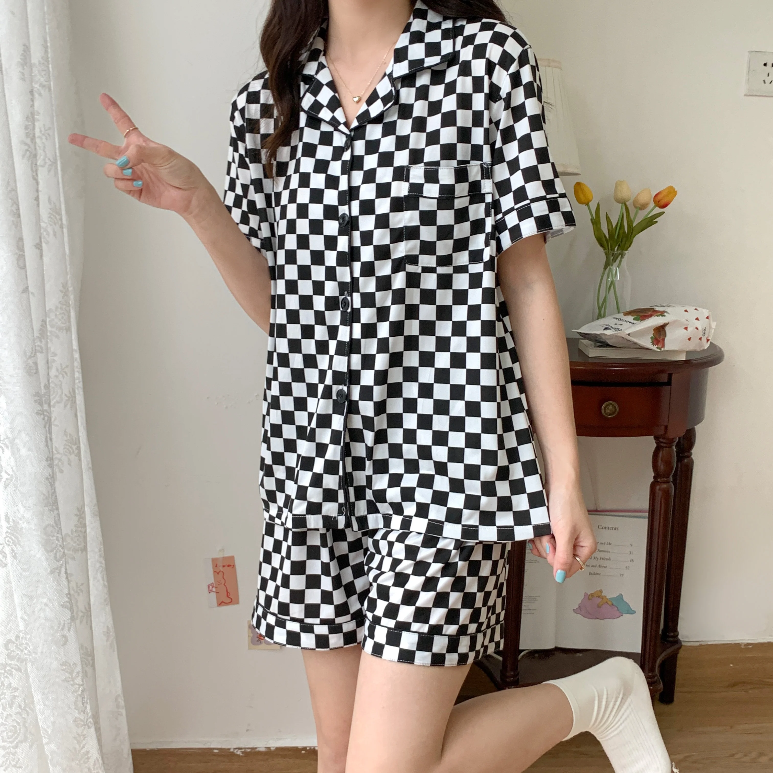 Summer Women Short Sleeve Cardigan Pajamas Set Black Plaid Print Thin Sleepwear Shorts Pyjamas 2piece Home Suit Lapel Nightwear
Summer Women Short Sleeve Cardigan Pajamas Set Black Plaid Print Thin Sleepwear Shorts Pyjamas 2piece Home Suit Lapel Nightwear