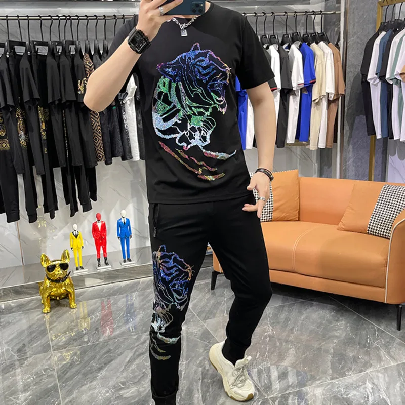 2 Piece Set European Station Casual Short Sleeve Set Men's Summer Tiger Head Hot Diamond Round Neck Mercerized T-shirt Sweatpant
2 Piece Set European Station Casual Short Sleeve Set Men's Summer Tiger Head Hot Diamond Round Neck Mercerized T-shirt Sweatpant