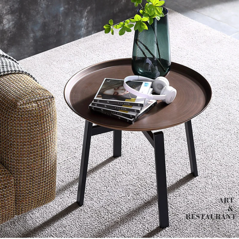 Итальянский креативный угловой стол, простой модный шлифованный Железный боковой стол, античный медный светлый роскошный угловой стол
Итальянский креативный угловой стол, простой модный шлифованный Железный боковой стол, античный медный светлый роскошный угловой стол