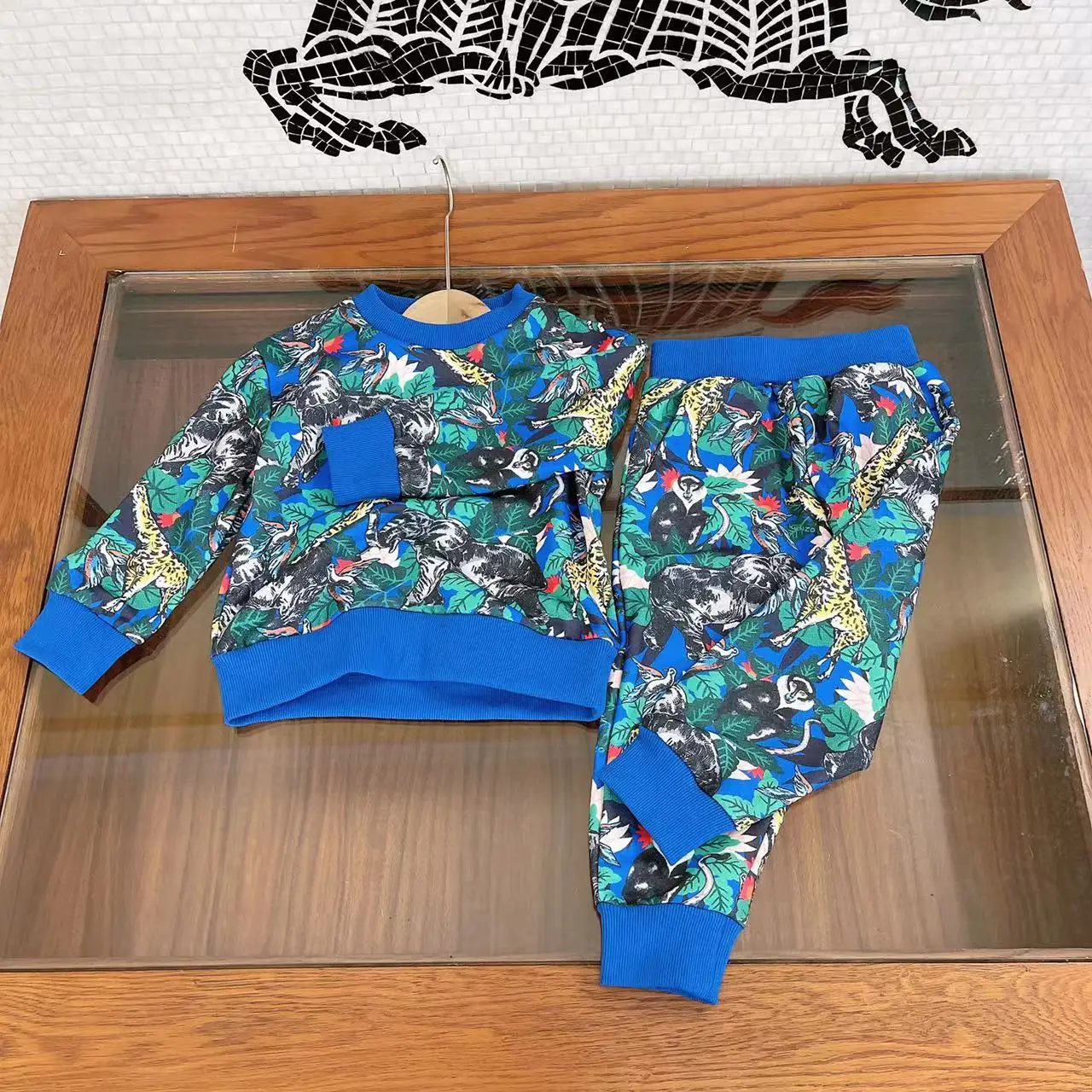 Popular children's clothing 2022 new boy animal jungle print casual suit, fashionable European and American style
Popular children's clothing 2022 new boy animal jungle print casual suit, fashionable European and American style