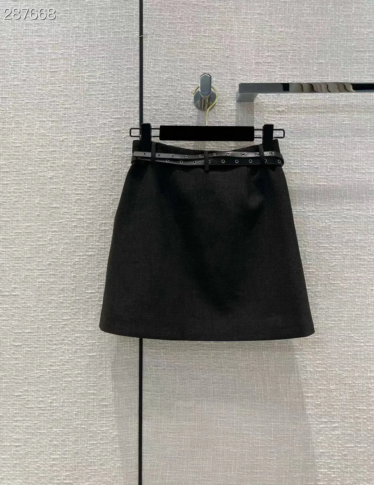 Runway Fashion Women Skirt 2022 Summer Belt Solid Woolen Ladies Casual Hot Sale Ladies Mini Gray Skirt
Runway Fashion Women Skirt 2022 Summer Belt Solid Woolen Ladies Casual Hot Sale Ladies Mini Gray Skirt