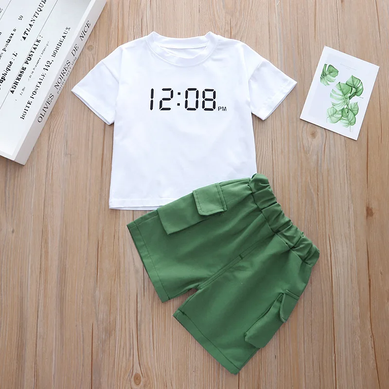 Модный костюм для маленьких мальчиков и девочек, Летний Новый повседневный комплект одежды, хлопковые топы с буквами + однотонные шорты, 2 шт... 
Модный костюм для маленьких мальчиков и девочек, Летний Новый повседневный комплект одежды, хлопковые топы с буквами + однотонные шорты, 2 шт...