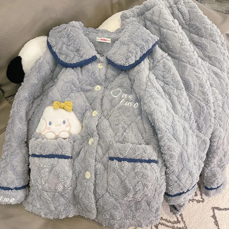 Kawaii Sanrios аниме Cinnamoroll пижамные наборы мультфильм фланелевая зимняя теплая Женская одежда для сна Домашняя одежда комплект из двух частей милый подарок
Kawaii Sanrios аниме Cinnamoroll пижамные наборы мультфильм фланелевая зимняя теплая Женская одежда для сна Домашняя одежда комплект из двух частей милый подарок