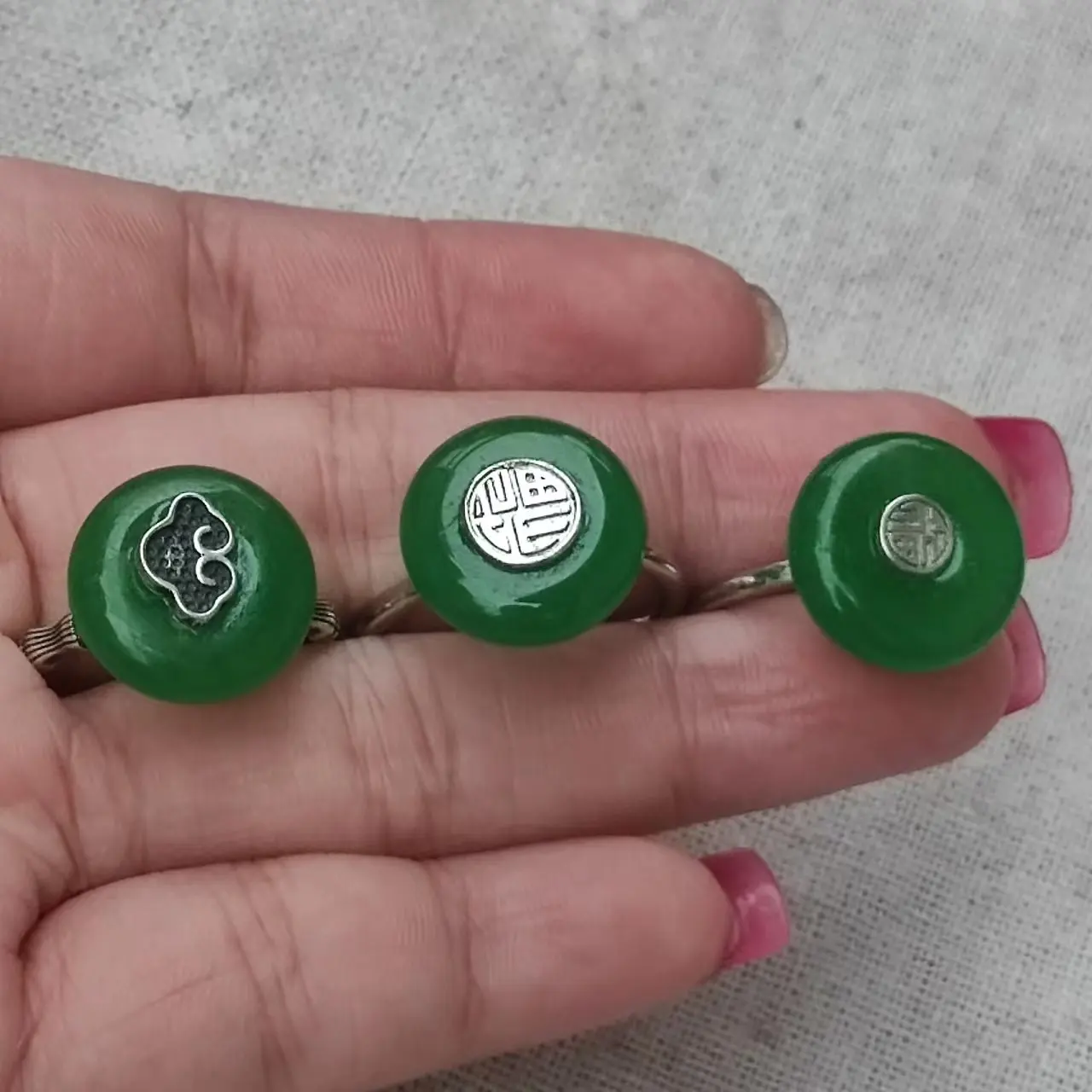 1pcs/lots925 silver handmade retro classical peace buckle Ruyi green dry sapphire female ring adjustable multiple styles jewelry
1pcs/lots925 silver handmade retro classical peace buckle Ruyi green dry sapphire female ring adjustable multiple styles jewelry