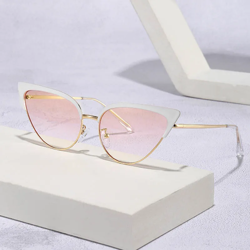 Солнцезащитные очки «кошачий глаз» женские, небольшие винтажные модные, с градиентом, в металлической оправе
Солнцезащитные очки «кошачий глаз» женские, небольшие винтажные модные, с градиентом, в металлической оправе