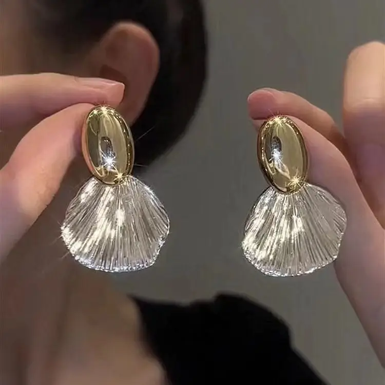 Metal shell design earrings female minority cold wind light luxury high-grade temperament banquet earrings women earrings
Metal shell design earrings female minority cold wind light luxury high-grade temperament banquet earrings women earrings
