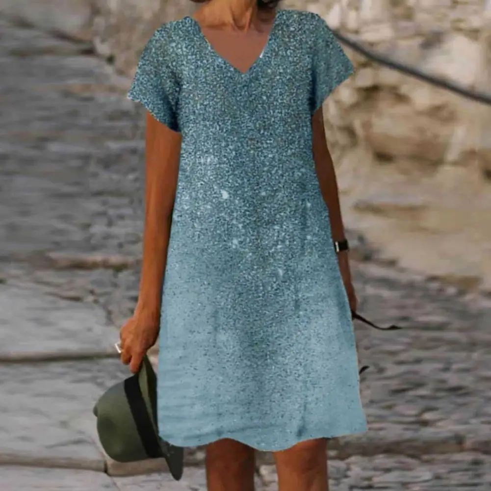 Стильное летнее платье из мягкой ткани с градиентным подолом
Стильное летнее платье из мягкой ткани с градиентным подолом